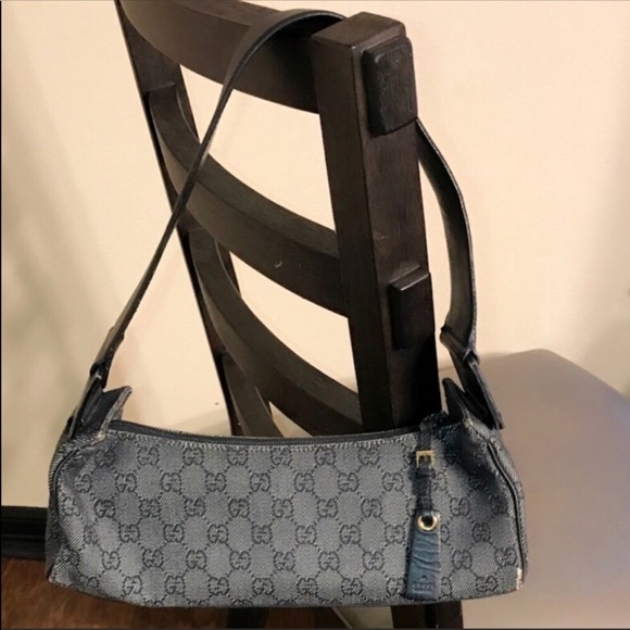 Gucci Handbags - Auth Gucci Signature canvas leather handbag purse